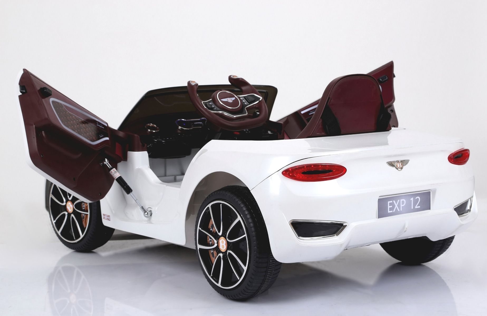 Original lizenziert Ledersitz Soft EVA R/äder /Öffnungst/üren Bentley EXP12 Elektrisches Auto f/ür Kinder 12 V Batterie Glatter Start 2.4 Ghz Fernbedienung 2x Motor batteriebetrieben Schwarz