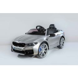 Kinder-Elektroauto BMW M5, metallisch lackiert, Originallizenz, 24V Batterie, mit öffnenden Türen, 2,4-GHz-Fernbedienung, weiche EVA-Räder, LED-Leuchten, Sanftanlauf, MP3-Player mit USB-Eingang