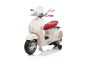 Elektrischer Aufsitz-Scooter Vespa 946 mit Rückwärtsgang, Weiß, lizenziert, Zusatzräder, 2 x 6-V-Batterie, 2 x 30-W-Motoren, Ledersitz, MP3-Player mit USB-Eingang