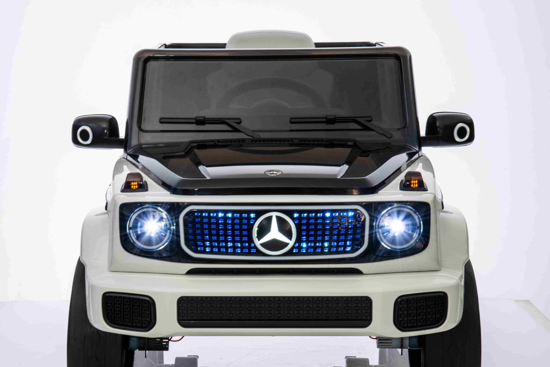 LED-Beleuchtung des Kühlergrills, der Spiegel und der Blinker